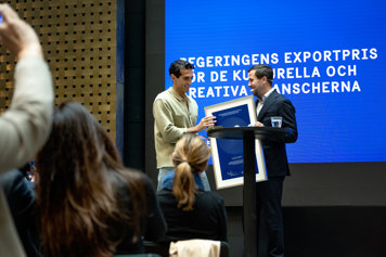 Josef Fares tar emot pris vid ceremonin.