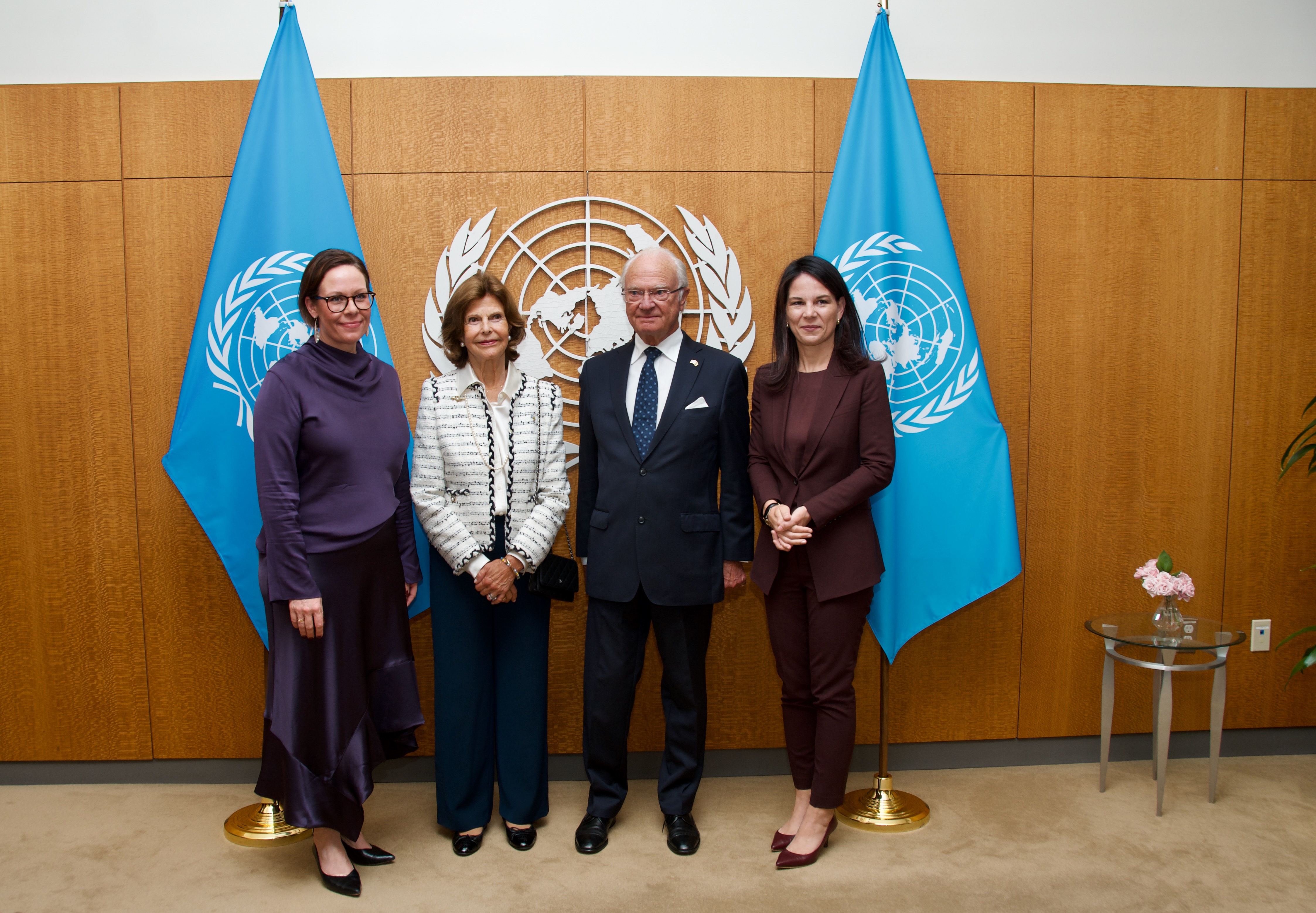 Utrikesministern Maria Malmer Stenergard, DD. MM. Konungen och Drottningen tillsammans med ordförande för FN:s generalförsamling Annalena Baerbock poserar framför FN symbol och FN flaggor.