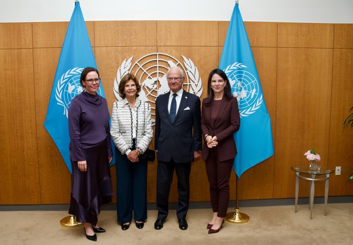 Utrikesministern Maria Malmer Stenergard, DD. MM. Konungen och Drottningen tillsammans med ordförande för FN:s generalförsamling Annalena Baerbock poserar framför FN symbol och FN flaggor.