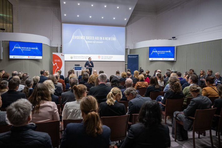 Bistånds- och utrikeshandelsminister Benjamin Dousa talar vid konferensen