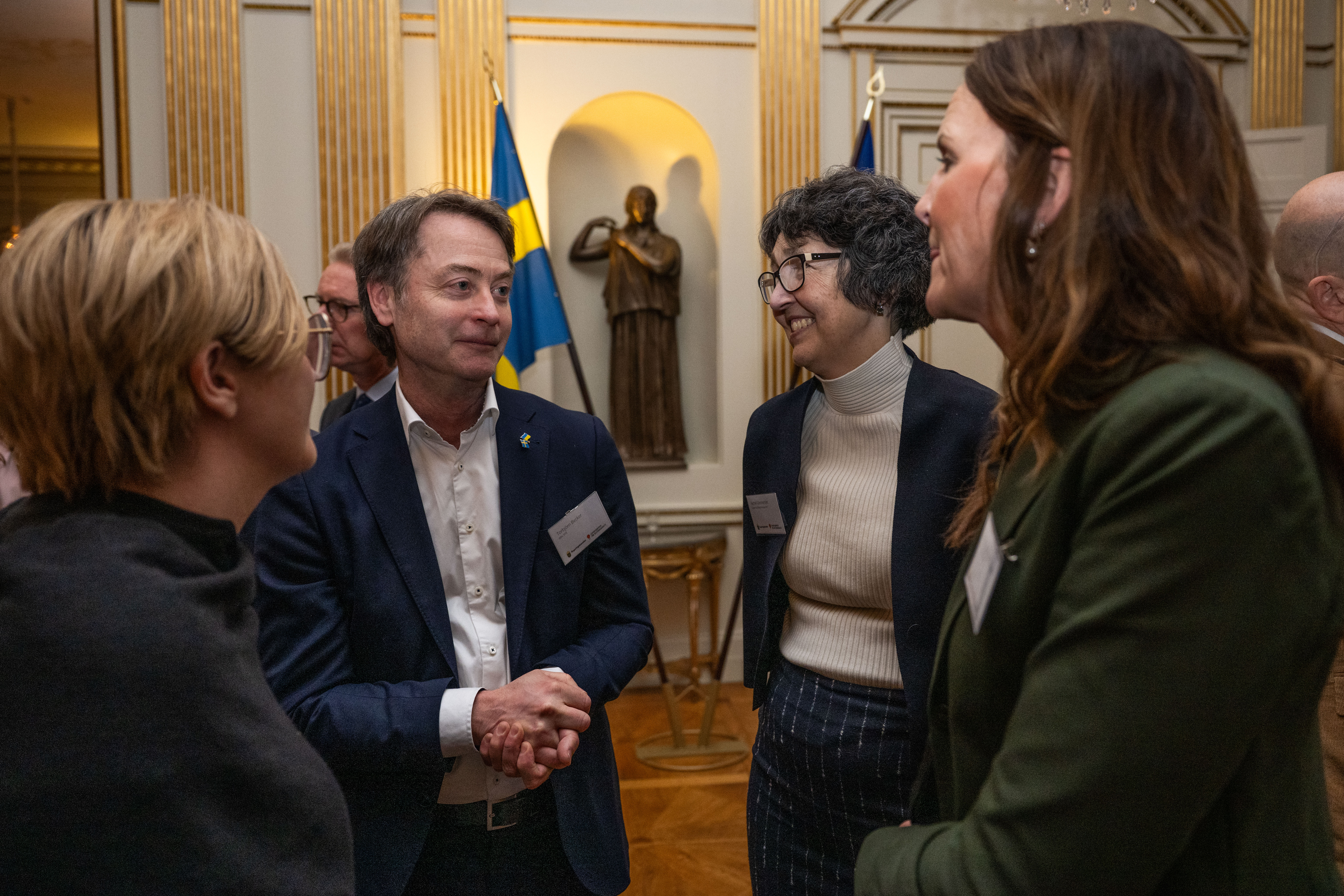 Hanna Hellquist, Sidas överdirektör, Torbjörn Becker, EBA:s ordförande och professor på Handelshögskolan i Stockholm, Rachel Glennerster, chef för Center for Global Development, samt Martina Björkman Nyqvist, professor vid Handelshögskolan står och pratar med varandra.