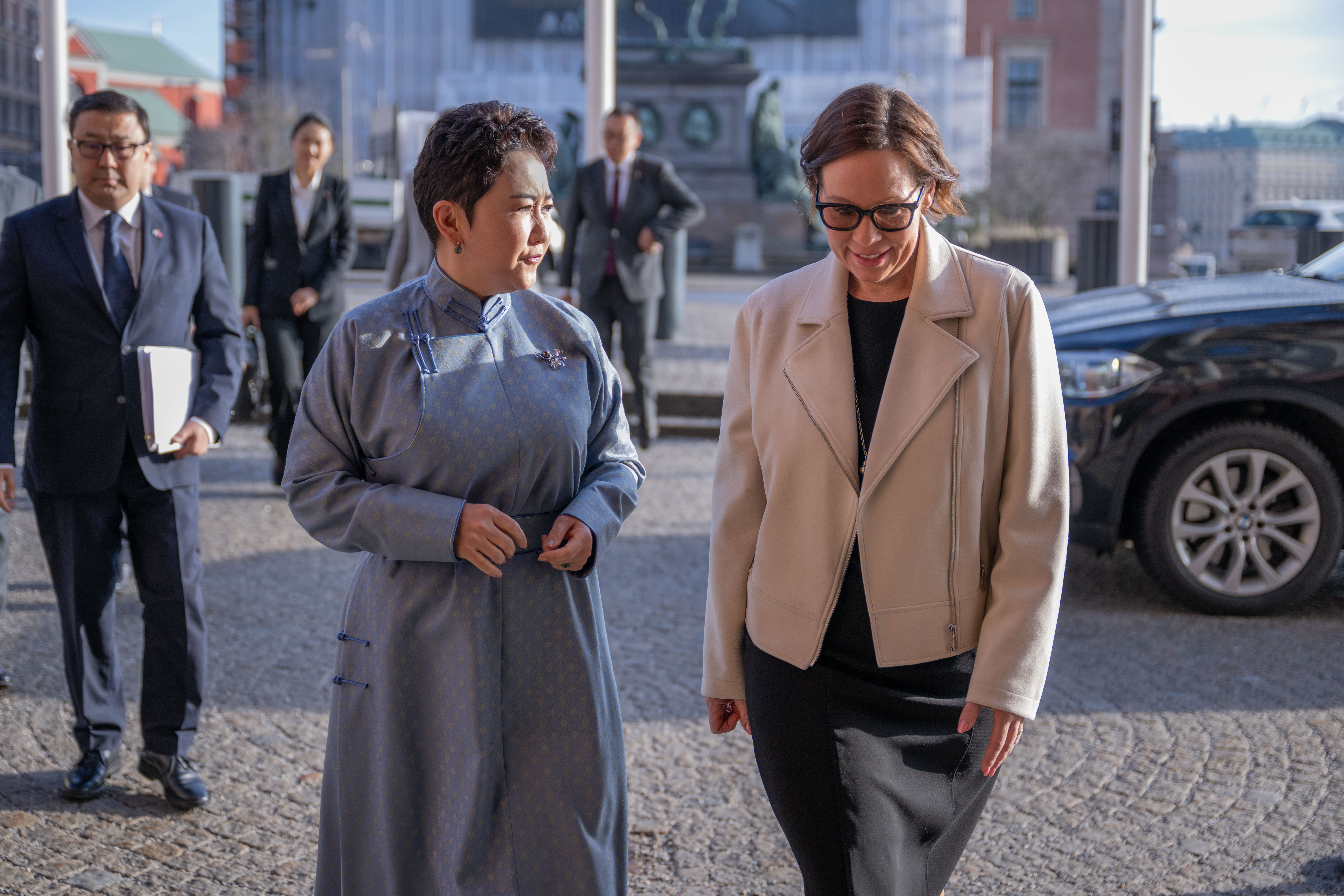 Maria Malmer Stenergard och Battsetseg Batmunkh gåendes utomhus.