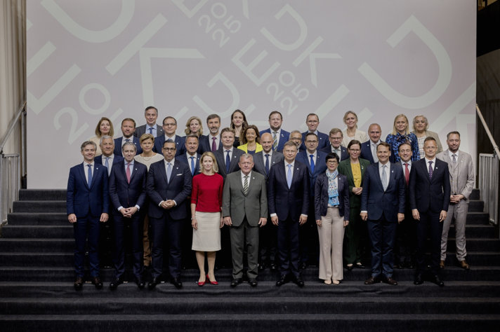 Uppradat familjefoto över deltagarna på Gymnich.