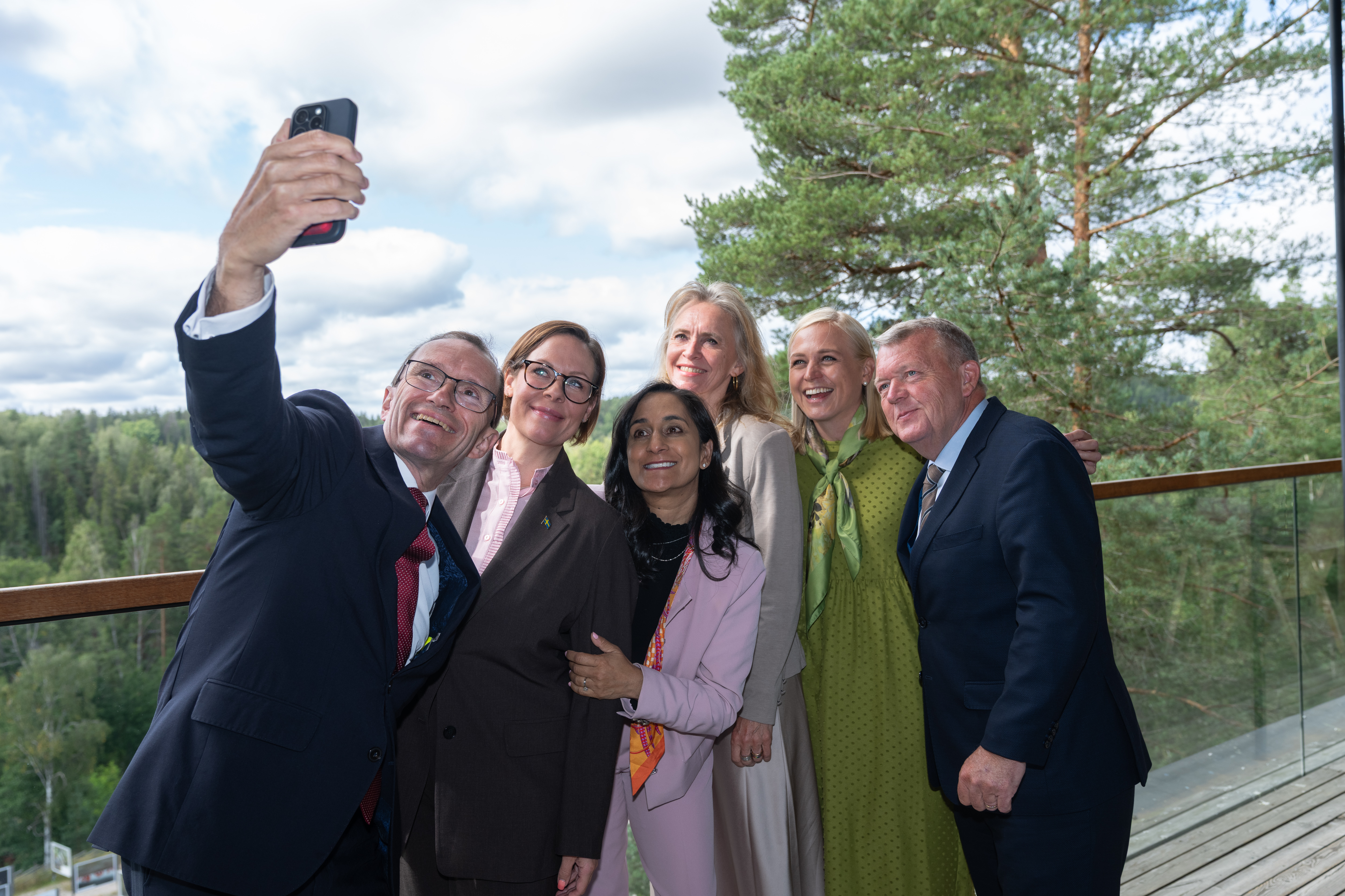 Utrikesminister Maria Malmer Stenergard, Finlands utrikesminister Elina Valtonen, Danmarks utrikesminister Lars Løkke Rasmussen, Norges utrikesminister Espen Barth Eide, Islands utrikesminister Þorgerður Katrín Gunnarsdóttir och Kanadas utrikesminister Anita Anand tar en selfie.