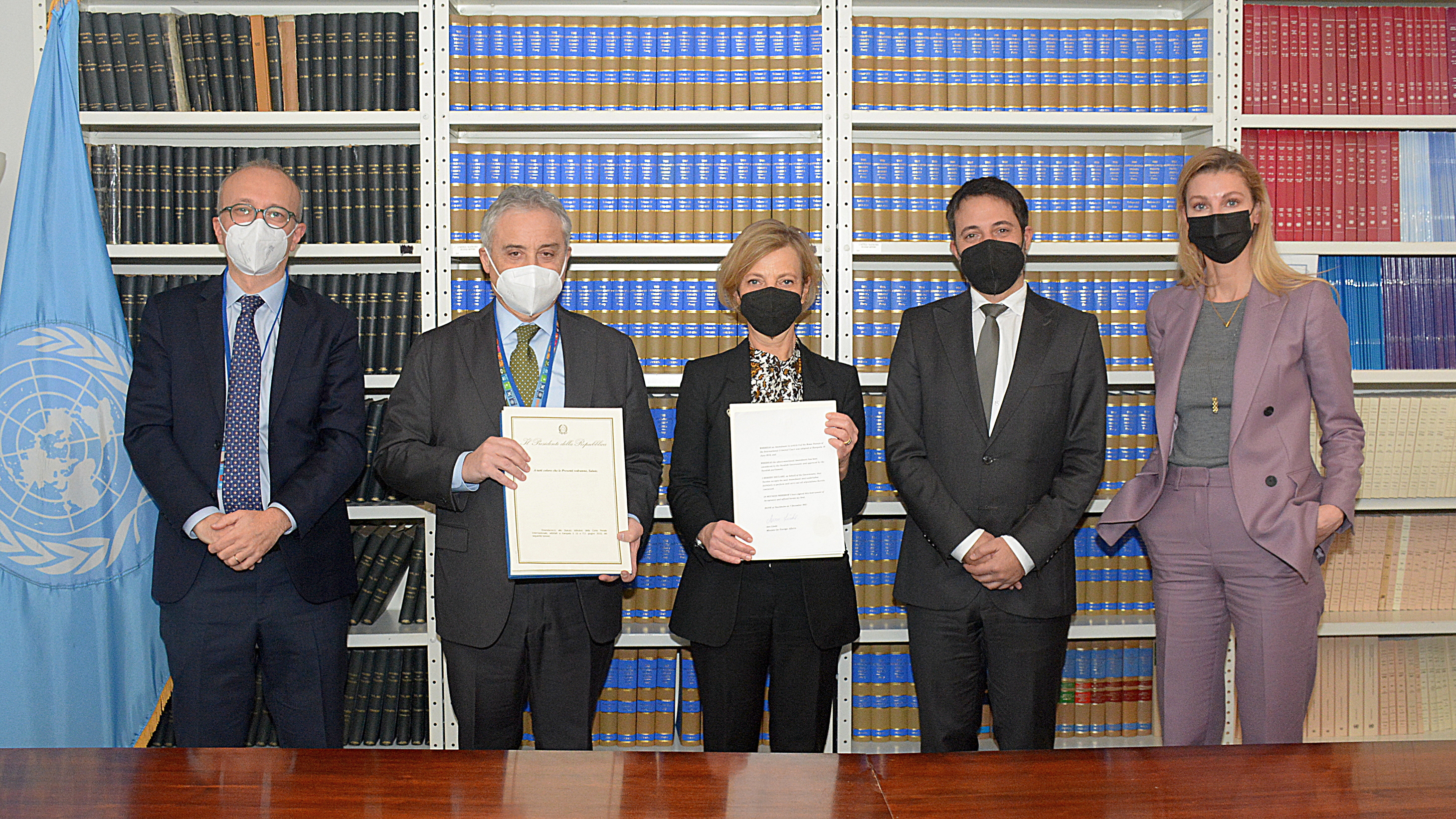 Gruppbild på Enrico Milano, Maurizio Massari, Anna-Karin Eneström, David K. Nanopoulos och Julia Fielding som håller upp dokument