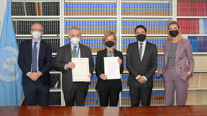 Gruppbild på Enrico Milano, Maurizio Massari, Anna-Karin Eneström, David K. Nanopoulos och Julia Fielding som håller upp dokument