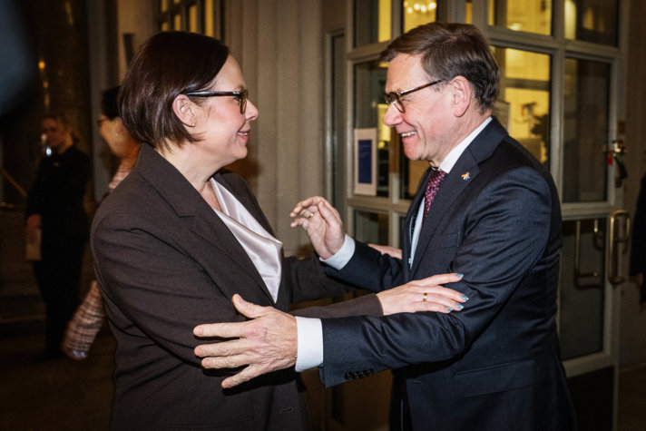 Utrikesminister Maria Malmer Stenergard och Tysklands utrikesminister Johann Wadephul hälsar på varandra utanför utrikesdepartementet