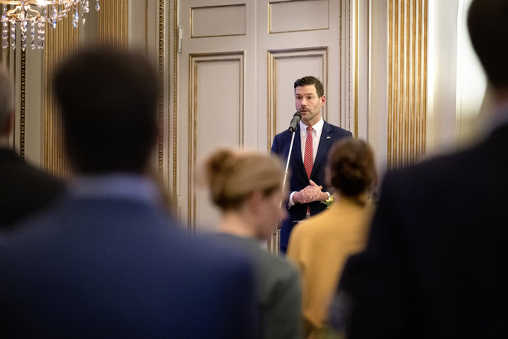 Forssell talar inför publik.