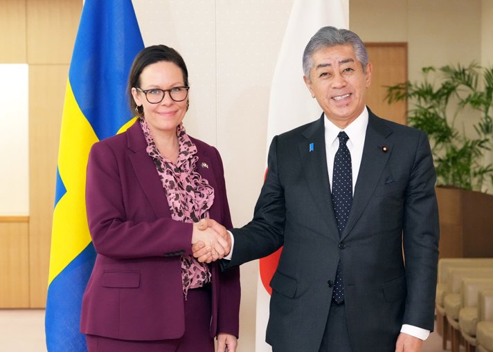 Maria Malmer Stenergard skakar hand med Japans utrikesminsiter Takeshi Iwaya.