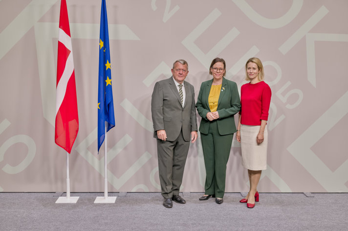 Maria Malmer Stenergard, Lars Løkke Rasmussen och Kaja Kallas poserar framför grå fotovägg.