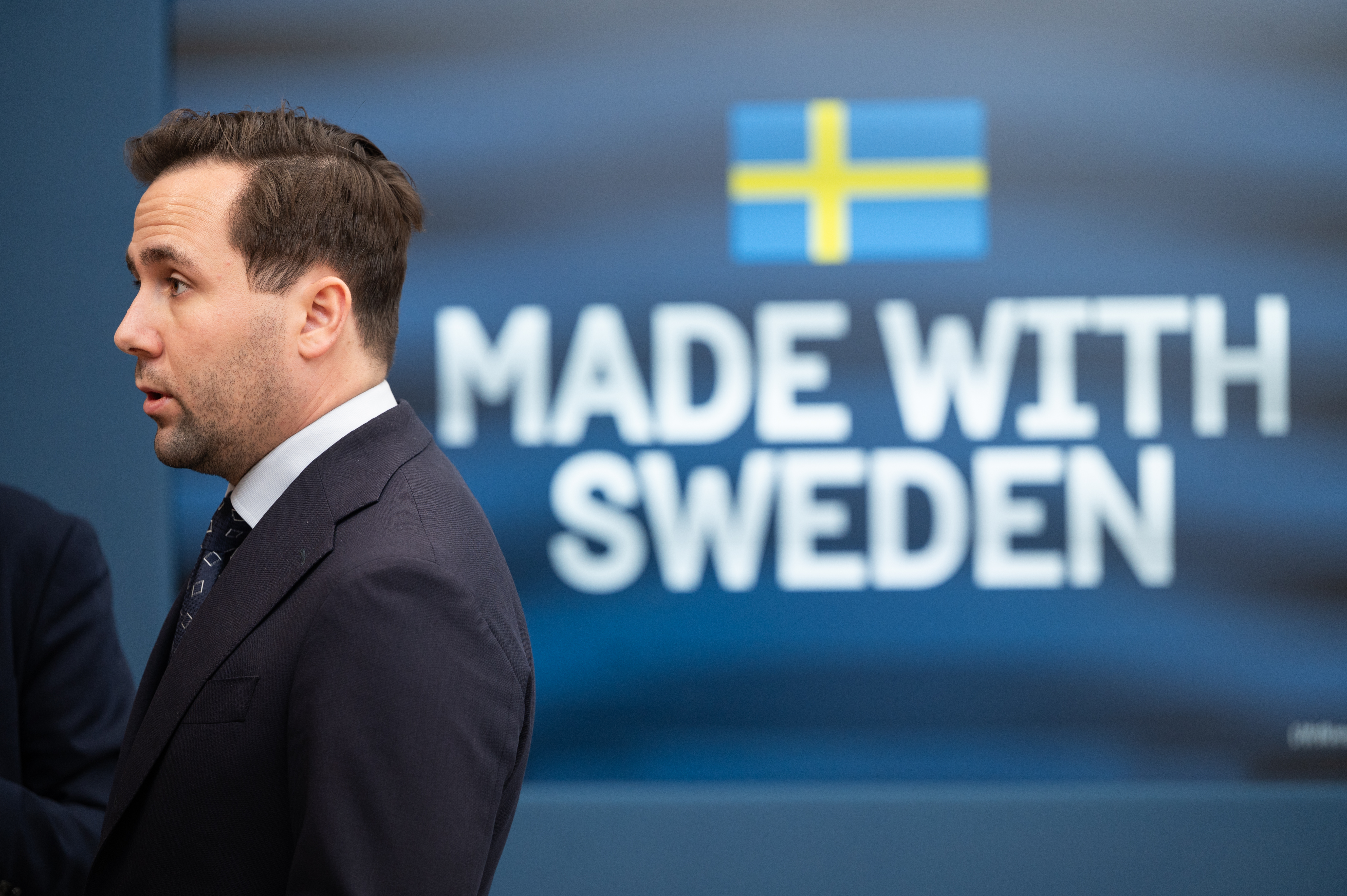 Benjamin Dousa framför skärm med texten "Made with Sweden".