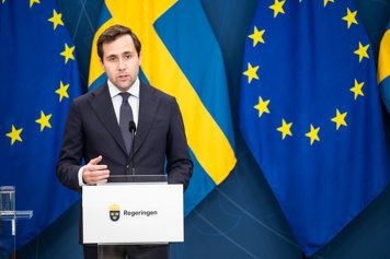 Benjamin Dousa talar på pressträff.