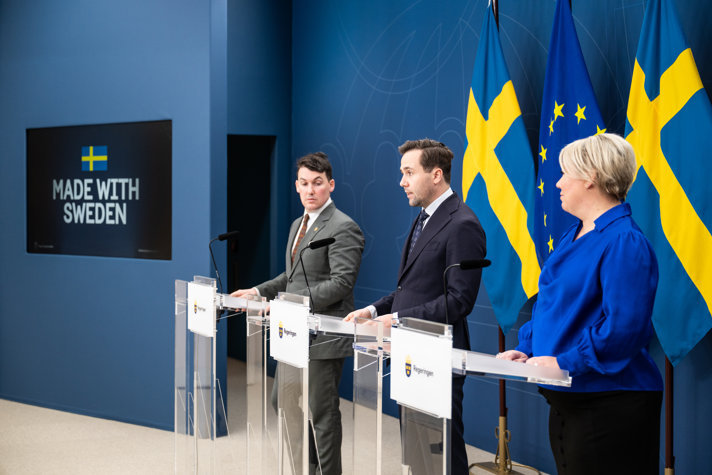 Benjamin Dousa, Joar Forsell och Camilla Brodin talar på pressträff.