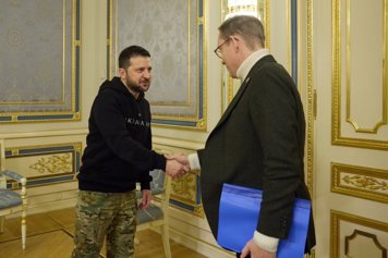 Utrikesminister Tobias Billström skakar hand med Ukrainas president Volodymyr Zelenskyj i Kiev