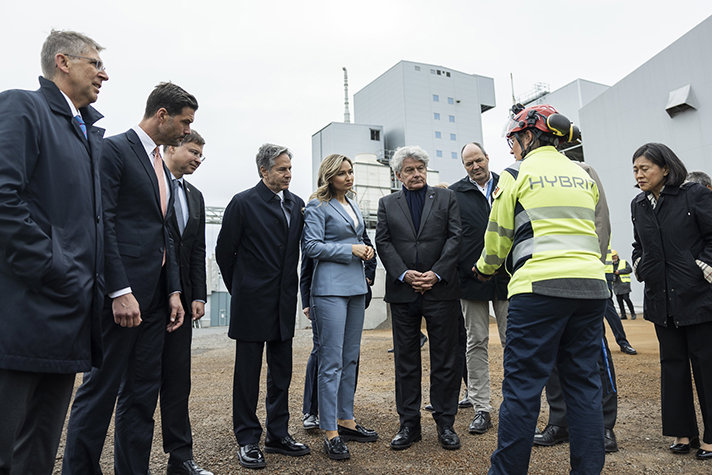 Blinken, regeringsföreträdare med flera står utomhus och lyssnar på en anställd på Hybrit.