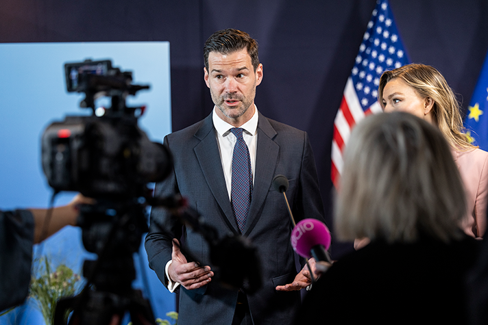 Forssell pratar i en mikrofon inför pressen