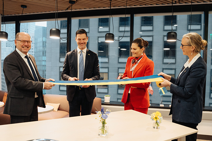 Ahlin, Krinprinsessan, Forssell och Lekvall klipper invigningsbandet till generalkonsulatet 