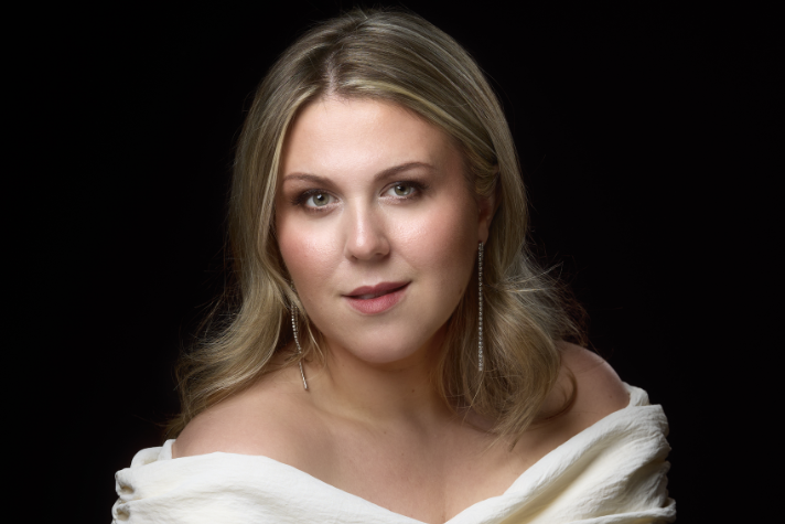 Porträtt på Christina Nilsson i vit tröja.