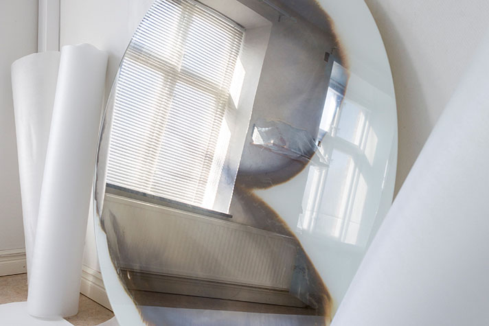 Suggestiv bild på ett vitt fönster