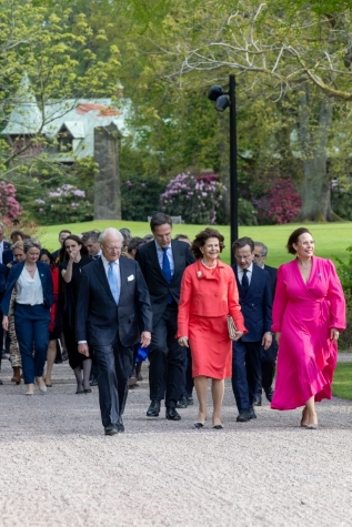 Bild på det svenska kungaparet, utrikesminister Maria Malmer Stenergard, Natos generalsekreterare Mark Rutte och statsminister Ulf Kristersson med gäster i Sofieros trädgård.
