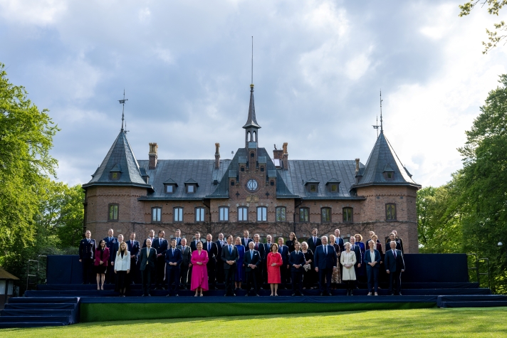 En bild som visar alla deltagarna på en informell middag på Sofiero slott