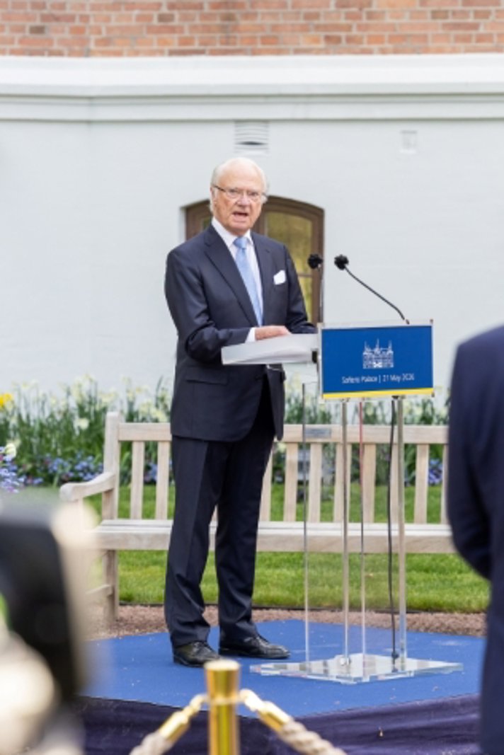 Bild på H.M. Konungen som håller tal utanför Sofiero slott