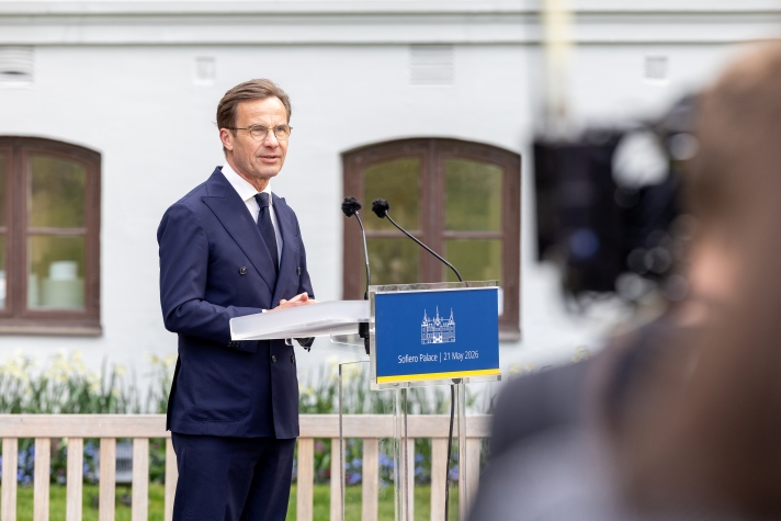 Bild på statsminister Ulf Kristersson när han håller sitt välkomsttal på Sofiero