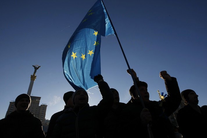 Demonstranter viftar med EU-flaggan i Kiev.