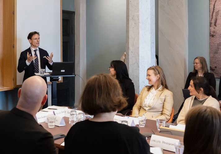 Nationalmuseums överintendent Patrick Amsellem gestikulerar framför åhörare som ler.