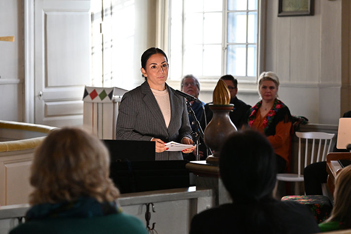 Kulturminister Parisa Liljestrand håller anförande i kyrkan