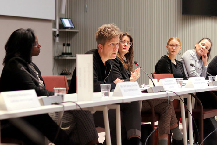 Flera företrädare för civila samhällets organisationer samlade för sakråd med bland annat statsråd Åsa Lindhagen.