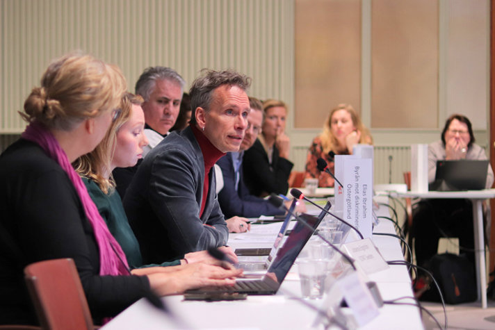 Flera företrädare för civila samhällets organisationer samlade för sakråd med bland annat statsråd Åsa Lindhagen.