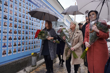 Bild på kommissionär Dubravka Suica, socialtjänstminister Camilla Waltersson Grönvall och  Ukrainas socialminister Oksana Zholnovych i Kiev, Ukraina vid monumentet över stupade ukrainska soldater. De håller blommor i handen.